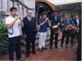 José Antonio Arana con los dulzaineros de Bilbo. En el castillo de Gautegiz-Arteaga, después de la operación del muslo